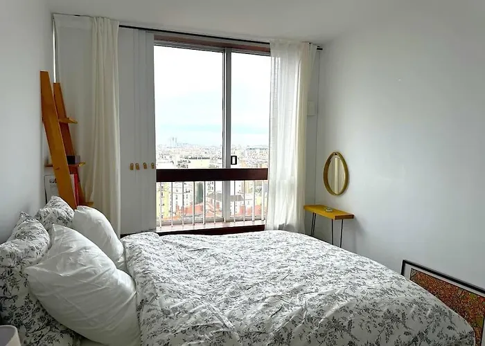 A Cozy Parisian Apartment Close To Eiffel Tower