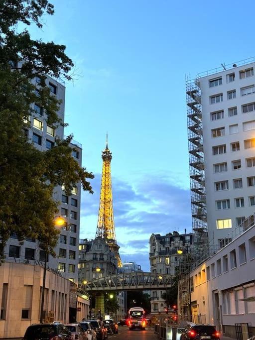 A Cozy Parisian Close To Eiffel Tower